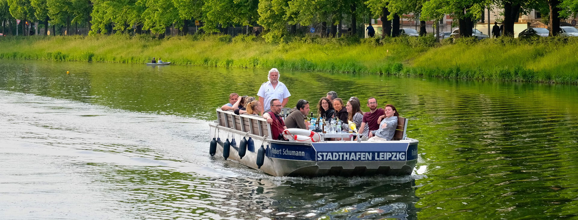 Ein Motorboot fährt durch die Leipziger Kanäle.