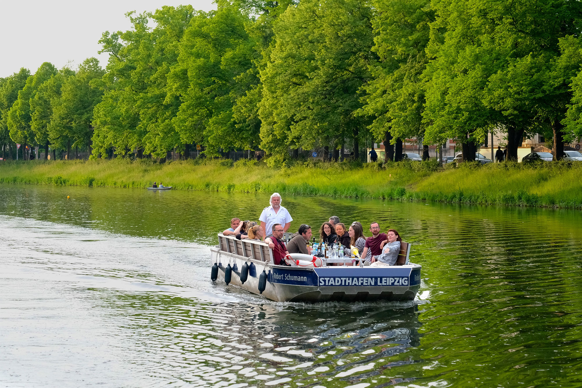 Ein Motorboot fährt durch die Leipziger Kanäle.